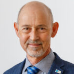 Ein Bild, das Person, Menschliches Gesicht, Kleidung, Lächeln enthält.KI-generierte Inhalte können fehlerhaft sein.